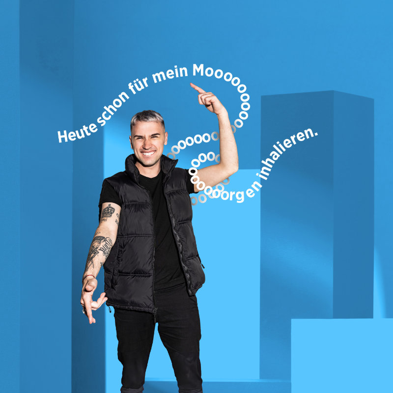 Eine junge Mutter hält verspielt ihr kleines Kind über Kopf, ein junger tätowierter Mann freut sich und eine sitzende ältere Dame in orangefarbenem Anzug, darüber der Kampagnenschriftzug "Heute schon für morgen inhalieren"