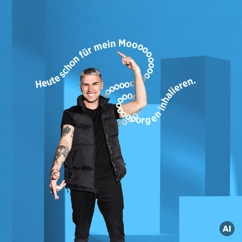 Eine junge Mutter hält verspielt ihr kleines Kind über Kopf, ein junger tätowierter Mann freut sich und eine sitzende ältere Dame in orangefarbenem Anzug, darüber der Kampagnenschriftzug "Heute schon für morgen inhalieren". (Teilweise KI generiert)
